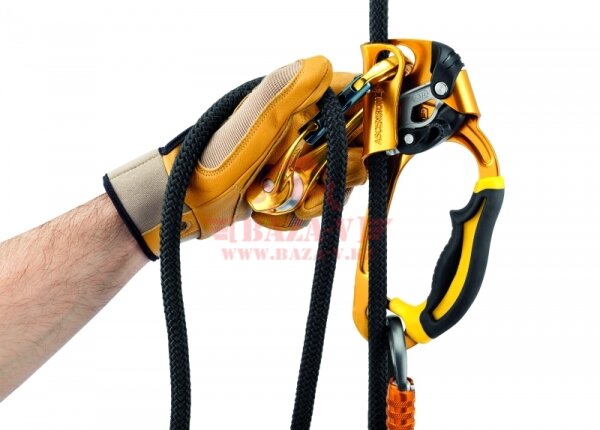 Карабин с роликом PETZL® ROLLCLIP A